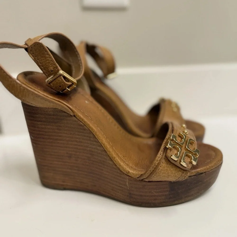 Tory Burch Elina Wedge Heel Sandals Ankle‎ Strap Gold Logo | Tan | Size 5.5